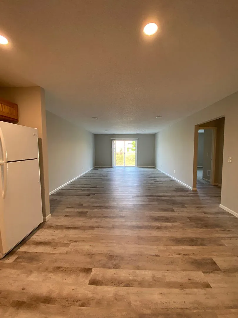 Updated 2 Bedroom Town Home — Photo 4