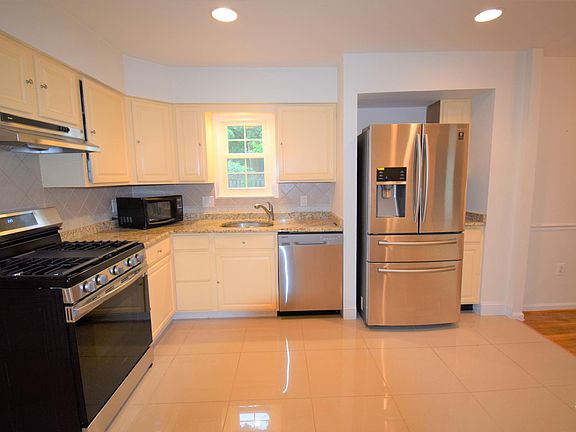 4th image of 6706 Stoneybrooke Ln