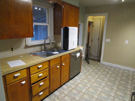 3rd image of 3252 S Main St