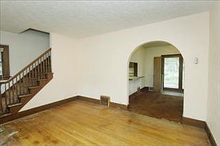 4th image of 27 Spaulding Ave E