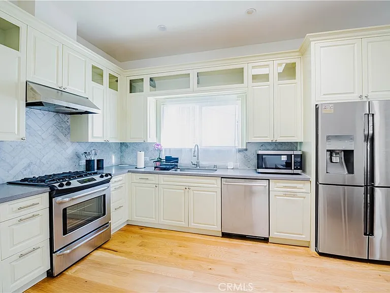 1275 W 23rd St — Photo 14