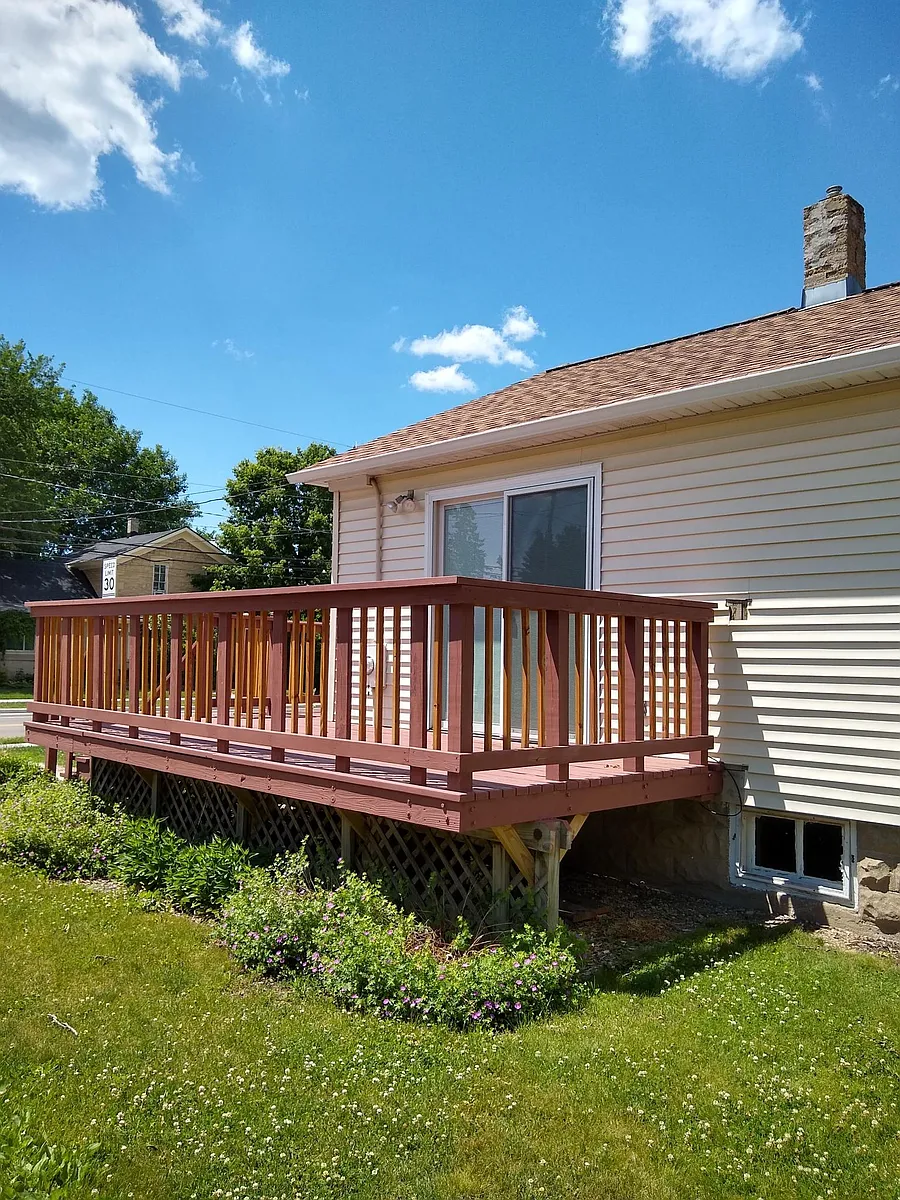 South side deck - 120 S Prairie St