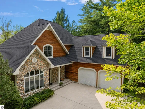 407 N Twin Pines Dr, Lake Leelanau, MI 49653