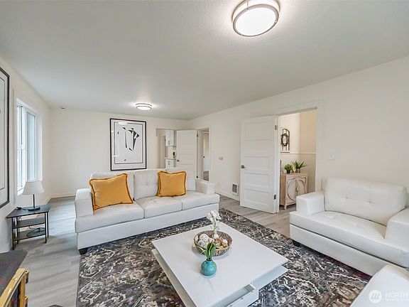4th image of 4324 Yakima Avenue