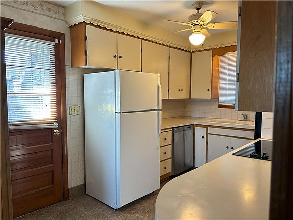 3rd image of 46 Cushing St