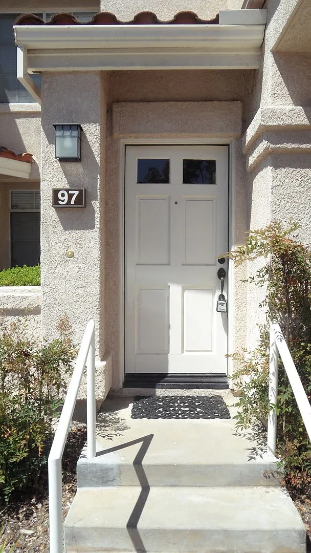 Upstairs 2BR; 2BA end-unit condo w/ 1 car attached garage — Photo 2