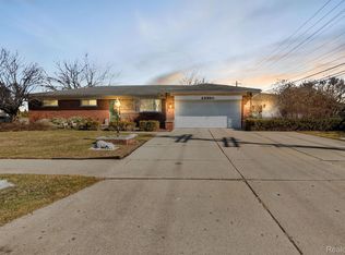 28950 Pinehurst St, Roseville, MI 48066