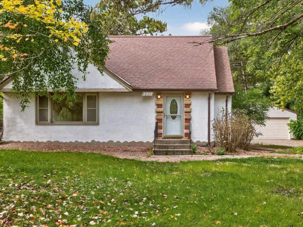 2911 Troseth Rd, Roseville, MN 55113