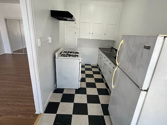 4th image of 1059 S Manhattan Pl #405