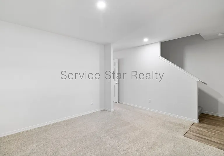 214 W Watson Ct — Photo 7