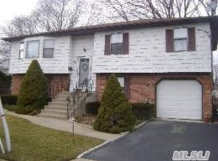 36 Block Ter, Farmingdale, NY 11735