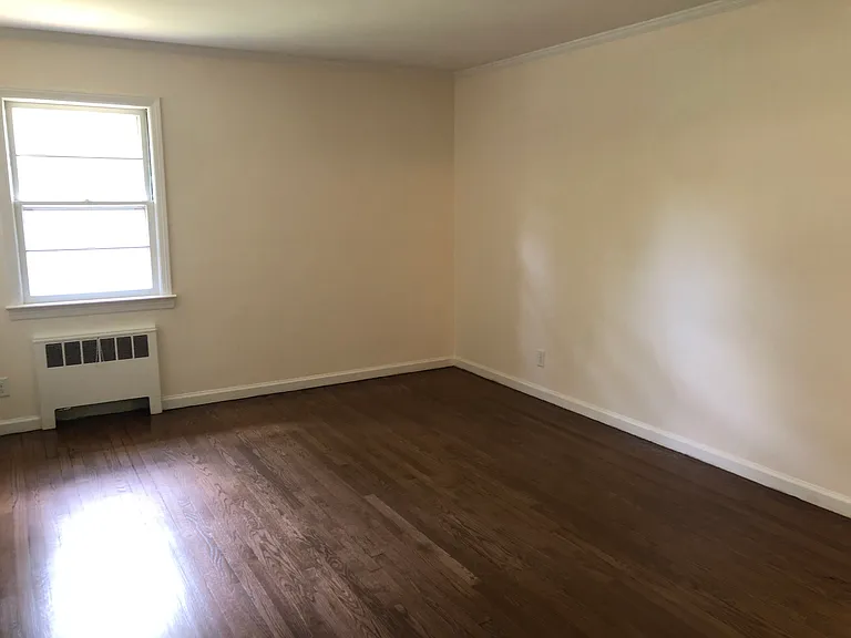 85 Phelps Ave — Photo 8