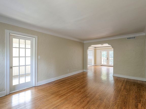 4th image of 421 E Meyer Blvd