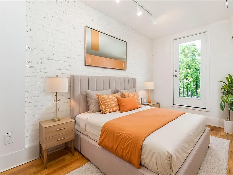 209 W Newton St #3 — Photo 2
