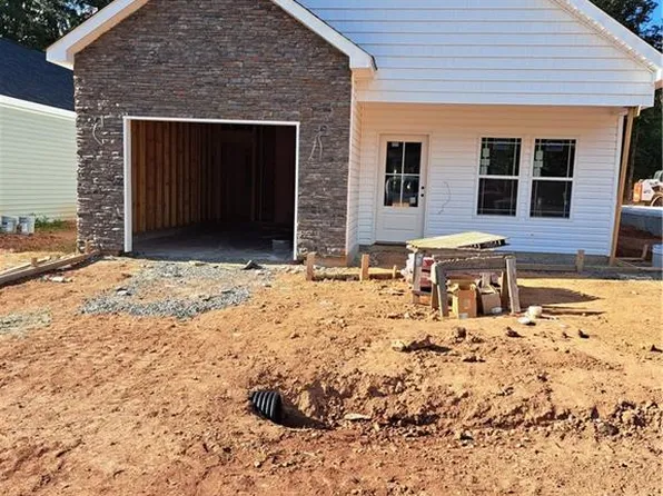 709 Meadowgreen Village Dr, Eden, NC 27288