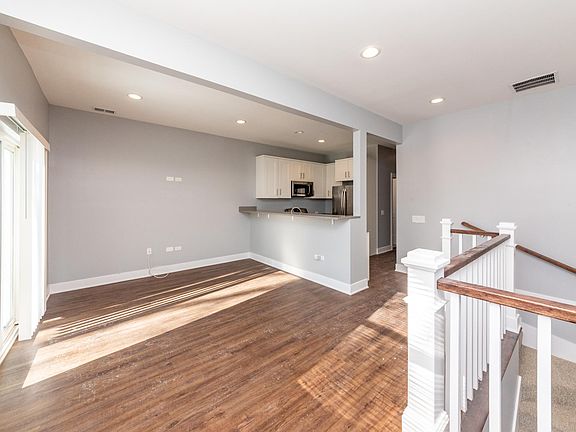 4th image of 1810 W Touhy Ave #2F