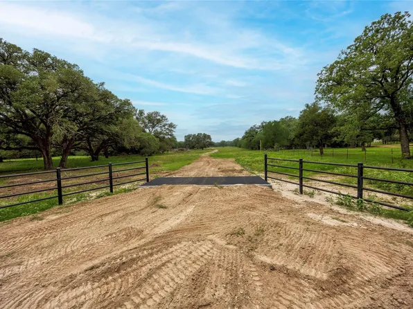 2570 Burke Rd, Flatonia, TX 78941