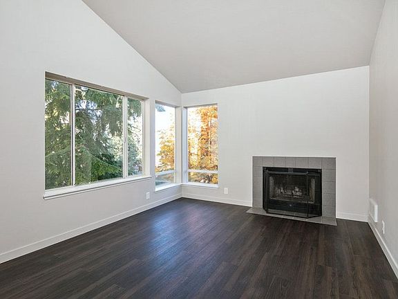 Sunny 3rd floor with lots of light