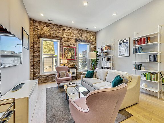 4th image of 915 N Hoyne Ave #7