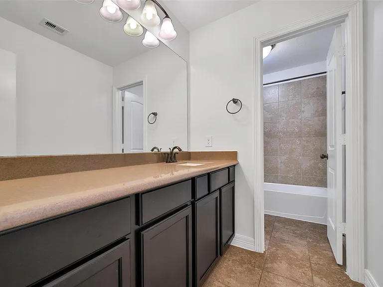 711 Aulia Ln — Photo 15