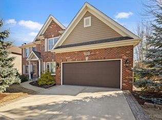 2695 Ginger Woods Dr, Aurora, IL 60502