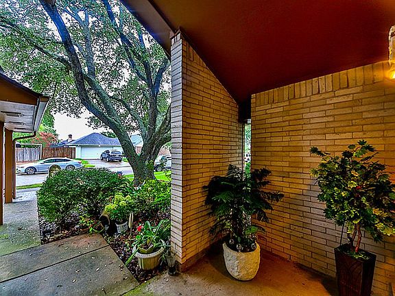 4th image of 3910 Windsor Dr
