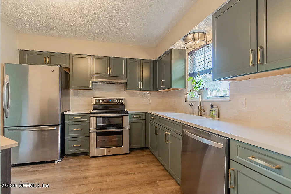 3 bed, 2.0 bath, 1164 sqft, $2,500 — Photo 3