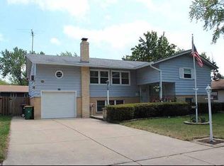 207 Holly Ln, Elk Grove Village, IL 60007