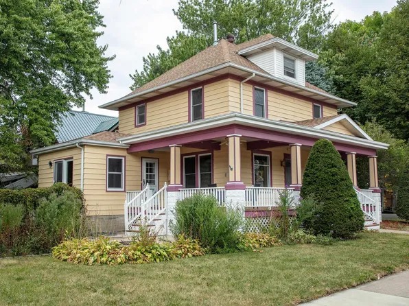 421 3rd St NW, Waverly, IA 50677