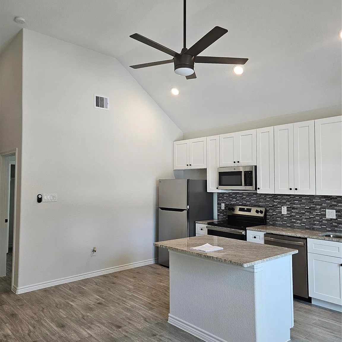 3 bed, 2.0 bath, $1,400 — Photo 4