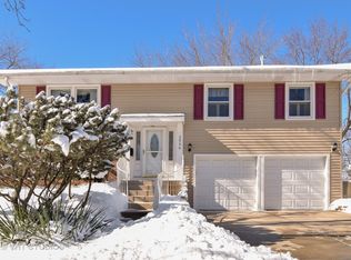 2056 W Parkview Cir, Hoffman Estates, IL 60169