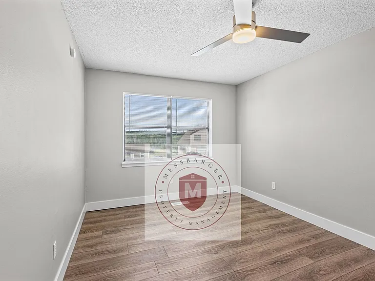 425 Castle Dr — Photo 12