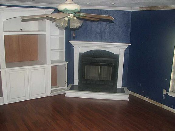 3rd image of 2104 Longwood Dr