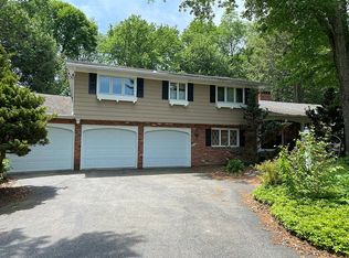 17 Westwood Dr, Middlebury, CT 06762