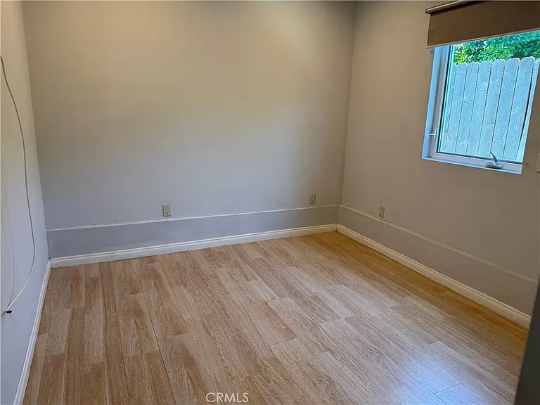 20324 Oxnard St — Photo 5
