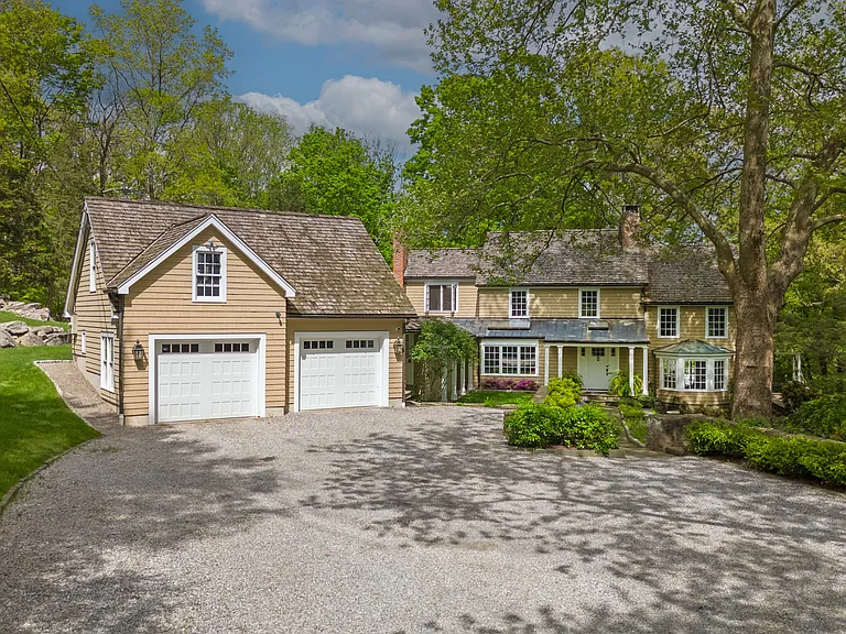 467 Laurel Rd — Photo 2