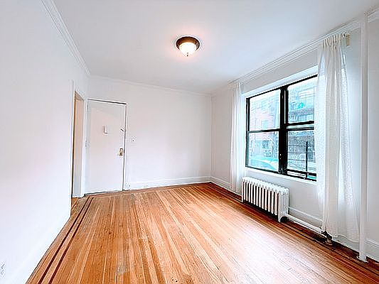 4th image of 2605 14th Pl APT 1L