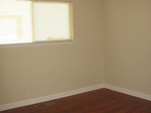 4th image of 627 Bolton Ct APT 2
