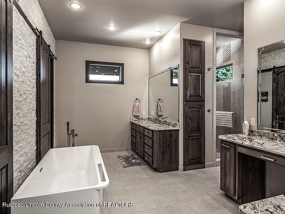 5th image of 106 Doe Ct