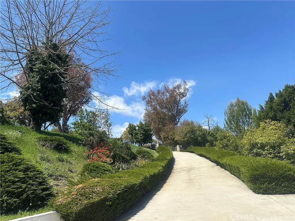 5 bed, 7085 sqft, $20,000 — Photo 2