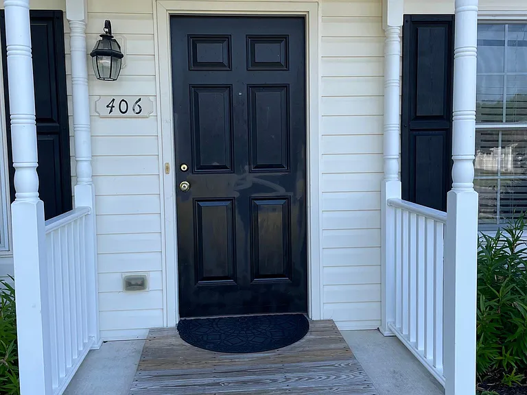 406 Lindenhurst Ct — Photo 3