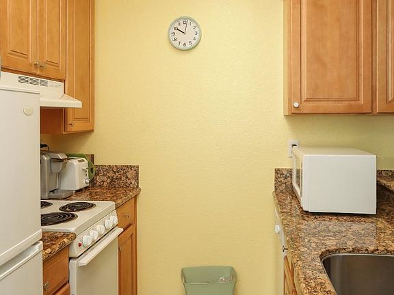 3rd image of 305 Stonegate Cir