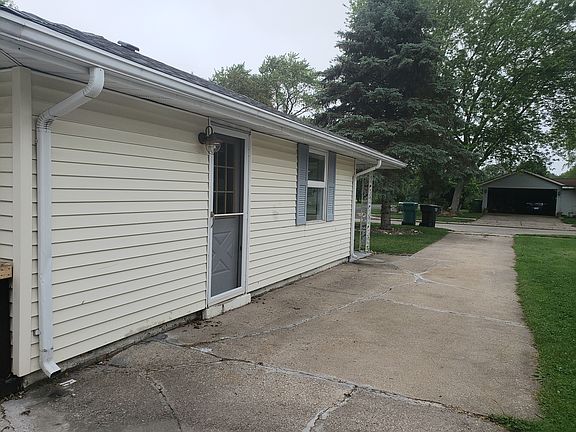 3rd image of 524 W Elm St