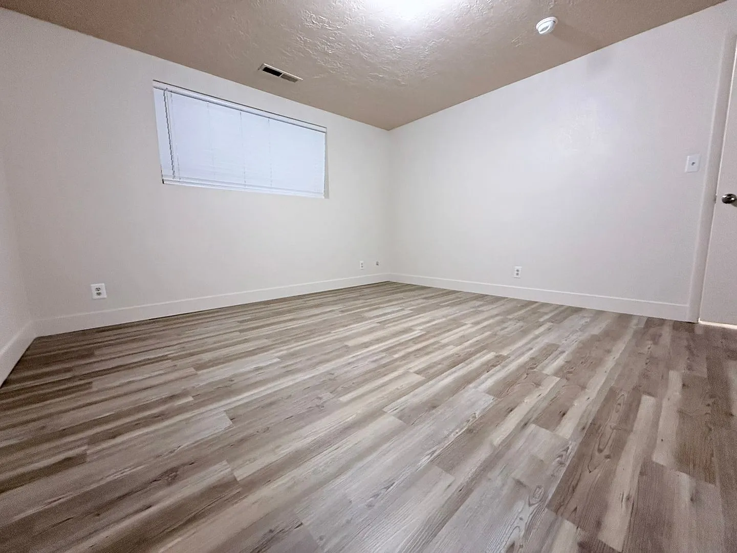 Just Like New! 2 Bedroom Condo! — Photo 4
