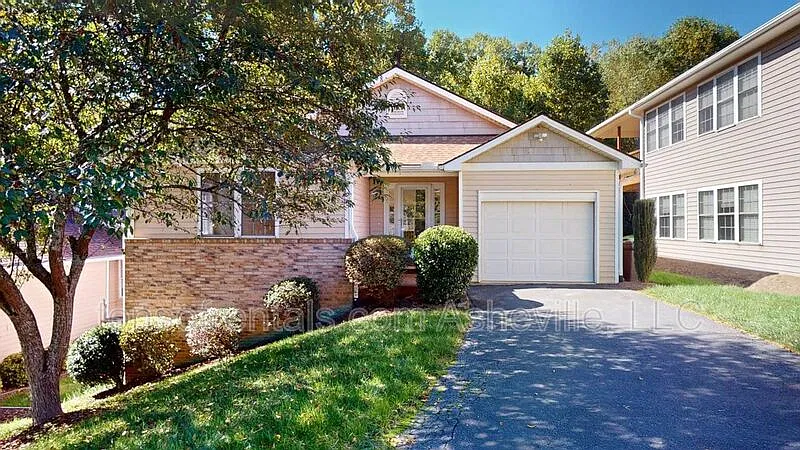 4 bed, 3.0 bath, $2,500 — Photo 1