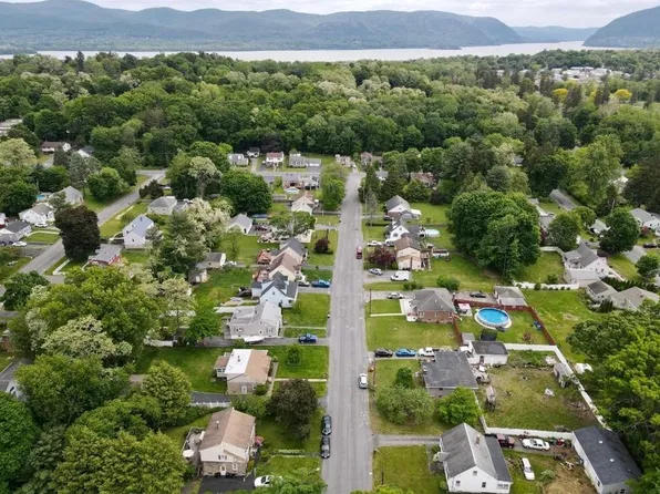 18 Hickory Avenue, New Windsor, NY 12553