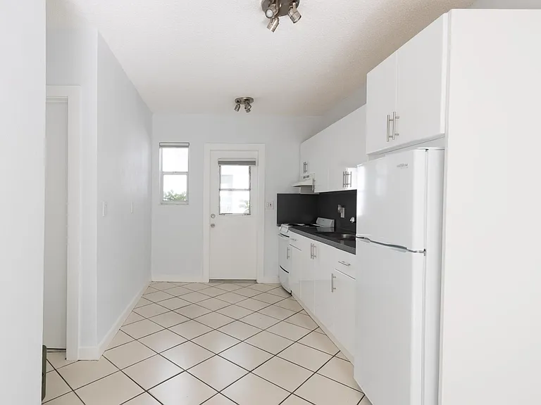 4-2825 SW 3rd Ave #4 — Photo 6