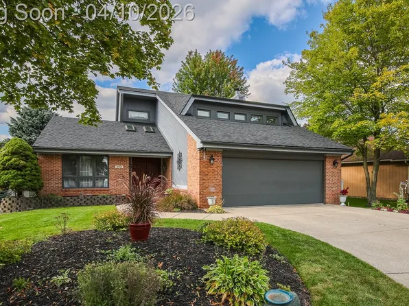 3151 Loon Lake Shores Rd, Waterford, MI 48329