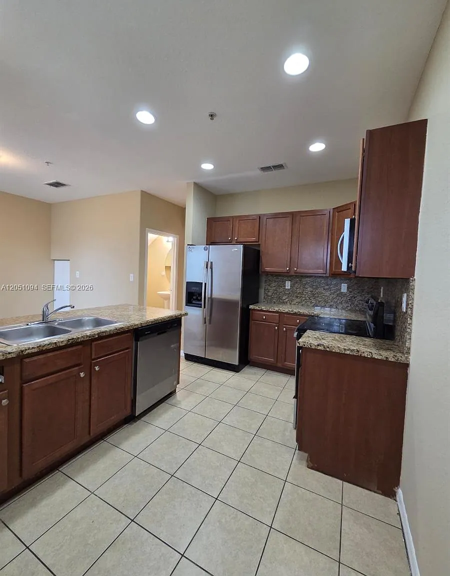 3 bed, 2.5 bath, 1536 sqft, $2,750 — Photo 2