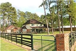 Look at the beautiful front yard.